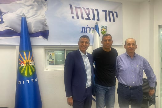 מימין לשמאל: משה וידמן, אלון דוידי ומשה לארי, צילום: מזרחי טפחות